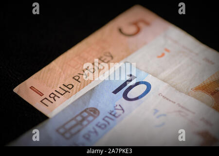Zwei veraltete Weißrussische Banknoten der fünf und zehn Rubel auf dunklem Hintergrund. Retro Stil Stockfoto