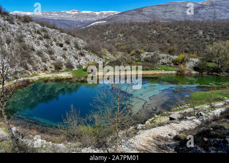 Blaue Oase umgeben whit Mountain/Bergwelt mit Wiesen, Berge und Gletscher Seen in Kroatien, schöne Aussicht auf den Fluss Cetina - Blue Eye, Stockfoto