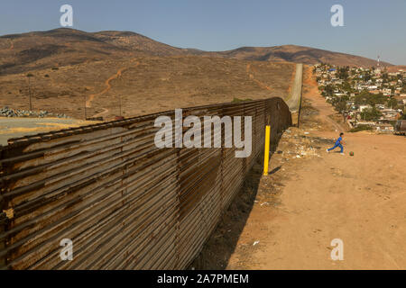 Original US-mexikanischen Grenze Zaun mit Prototypen der vorgeschlagenen neuen Trump Wand errichtet gerade ausserhalb, in der Nähe der Otay Mesa der Einreise in Kalifornien, USA Stockfoto