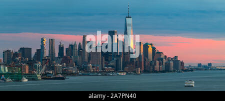 Blick auf die West Side von Manhattan Skyline von Hamilton Park, Weehawken, Schießen über den Hudson River. Stockfoto