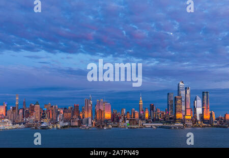 Blick auf die West Side von Manhattan Skyline von Hamilton Park, Weehawken, Schießen über den Hudson River. Stockfoto