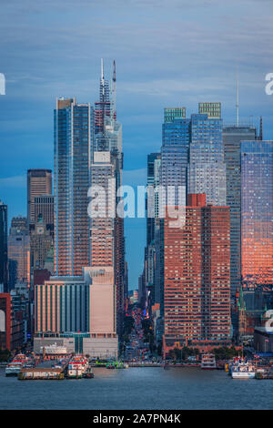 Blick auf die West Side von Manhattan Skyline von Hamilton Park, Weehawken, Schießen über den Hudson River. Stockfoto