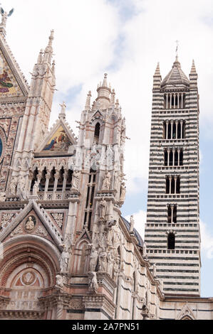 SIENA, ITALIEN - Detail der Fassade der Kathedrale von Siena (Duomo di Siena), mittelalterliche Kirche in Siena, von seinen frühesten Tagen gewidmet Stockfoto