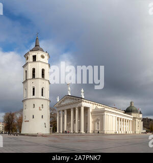 Platz der Kathedrale in Vilnius mit Glockenturm vor der neo-klassischen Kathedrale von Vilnius Stockfoto