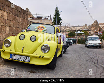 Göreme, Türkei - Oktober 2019. Gelbe alte Zeit auto auf die Pflasterung Straße der Cappadocia geparkt. Stockfoto