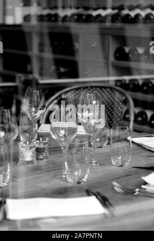 Paris, Frankreich. Tischeinstellung in einem Pariser Restaurant. Französisches Café Interior mit Wickerstühlen. Stockfoto