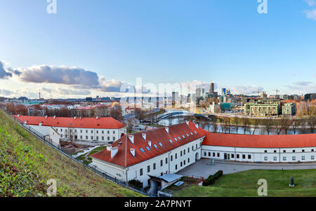 Panoramablick auf das Luftbild der Stadt Vilnius mit Neris, die Brücke und die moderne urbane Skyline im sonnigen Herbsttag Stockfoto