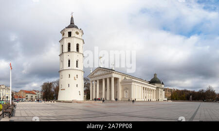 Platz der Kathedrale in Vilnius mit Glockenturm vor der neo-klassischen Kathedrale von Vilnius. Panoramaaussicht auf weißem Symbol der Altstadt Stockfoto