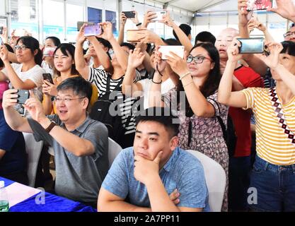 Eltern, die ihre Kinder begleiten ins Chinesische zu beteiligen, selbst gestaltete Zeitung Wettbewerb Finale in Guangzhou City, South China Guangdong prov Stockfoto