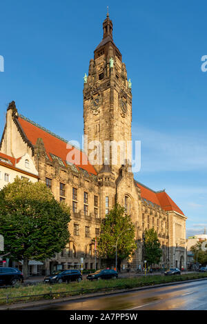 Das schöne Rathaus Charlottenburg in Berlin, Deutschland, leuchtet das Licht am späten Nachmittag, kurz vor Sonnenuntergang Stockfoto