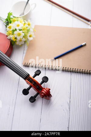 Nahaufnahme Violine headstock Orchester instrumental über weiß Holz- Hintergrund wählen Sie Fokus flache Tiefenschärfe Stockfoto