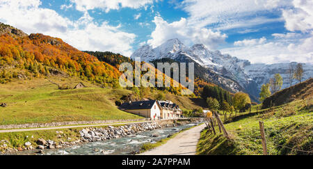 Blick auf den Cirque de Gavarnie in den französischen Pyrenäen Stockfoto