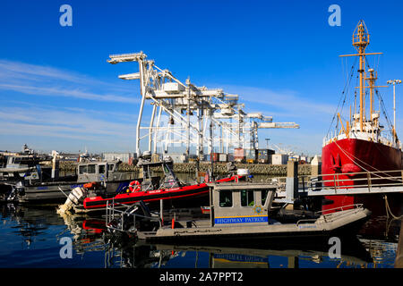 Notdienste Patrouillenboote, Jack London Square, Oakland, Alameda County, Kalifornien, Vereinigte Staaten von Amerika Stockfoto