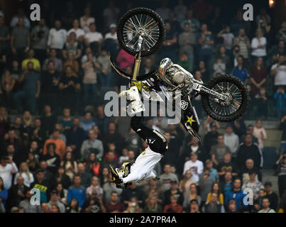 Tschechische Freestyle Motocross rider Filip Podmol führt während der Fmx Gladiator Games in Prag, Tschechische Republik, am 2. November 2019. (CTK Photo/Michaela říhová) Stockfoto