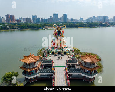 Drone/Luftbild von Lotus Teich Tempel und kulturelle Sehenswürdigkeiten in Kaohsiung, Taiwan. Stockfoto