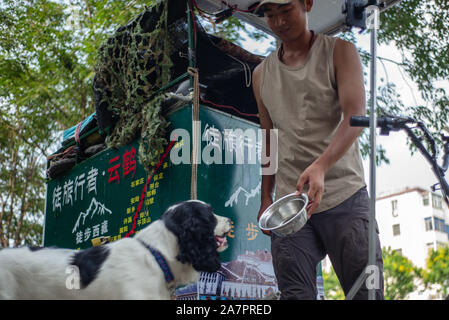 Yunhe und seinem Hund Qiuqiu sind auf dem Weg nach Südwesten Chinas Autonomen Region Tibet, Peking, China, 8. August 2019. Yunhe, des Benutzernamens und der für den Mann wh Stockfoto