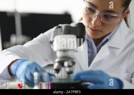 Nach kaukasischen schönheit frau Chemiker in Schutz Stockfoto