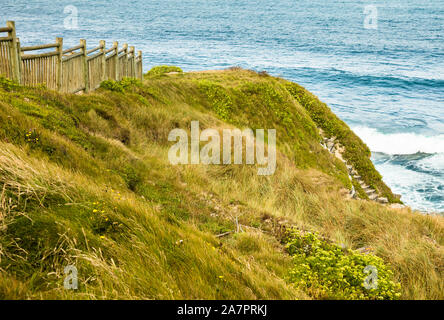 Baskenland Küste mit typischen Klippen und Felsen, mit Blick auf den Golf von Biskaya. Saint Jean de Luc, Frankreich. Stockfoto