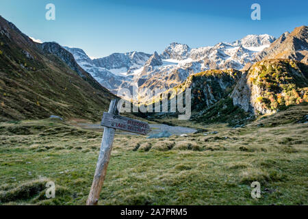 Holz- Schild am Wanderweg am Timmelsjoch und Naturpark Texelgruppe, die zu den Seebersee See mit den Bergen im Hintergrund ich Stockfoto