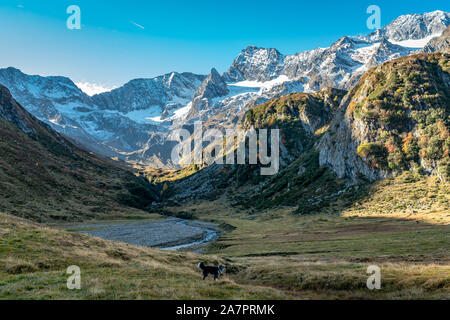 Wanderweg am Timmelsjoch und Naturpark Texelgruppe, die zu den Seebersee See mit den Bergen im Hintergrund in einem hellen Herbst da Stockfoto