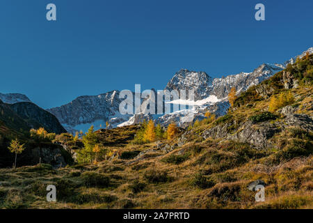 Wanderweg am Timmelsjoch und Naturpark Texelgruppe, die zu den Seebersee See mit den Bergen im Hintergrund in einem hellen Herbst da Stockfoto