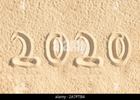 Jahr 2020 in den Sand des Strandes geschrieben, neues Jahr Karte Stockfoto