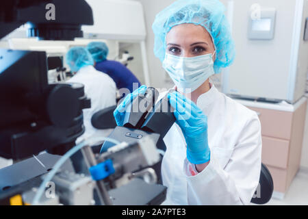 Frau Doktor arbeiten am Manipulator befruchtete menschliche Eizellen Stockfoto