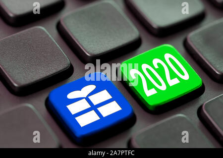 2020 und ein Geschenk Symbol auf einem Computer Tastatur geschrieben, Silvester und Weihnachten online shopping Konzept Stockfoto