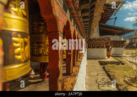 Buddhistische Gebetsmühlen in der bhutanischen Kloster Stockfoto