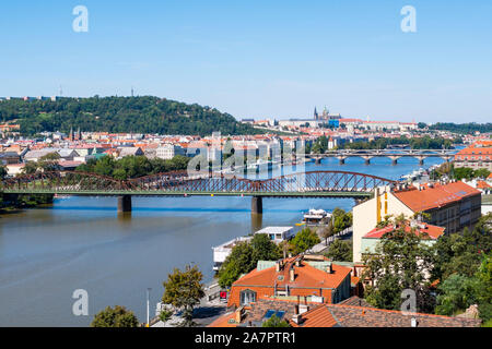 Erhöhte Ansicht über Moldau und in Richtung Petrin Hill und den Hradschin, die Burg, Prag, Tschechische Republik Stockfoto