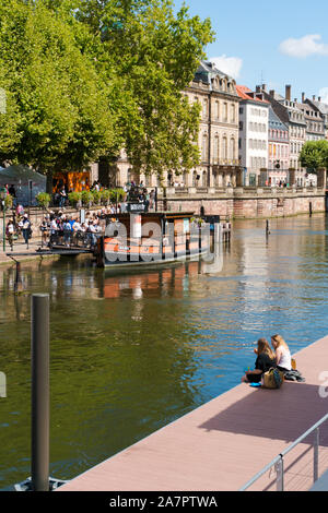 Straßburg, Paris/Frankreich - 10. August 2019: Touristen warten ein Boot für eine Sightseeing Bootsfahrt auf den Kanälen von historischen Straßburg board