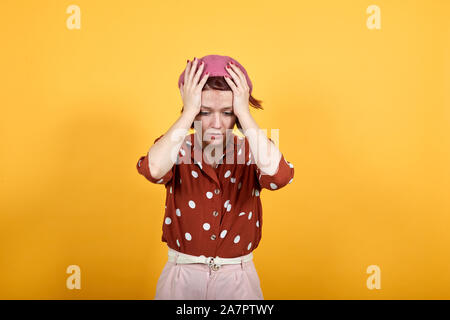 Wunderschöne Frau leidet unter Kopfschmerzen verzweifelt und da betonte Schmerzen Stockfoto