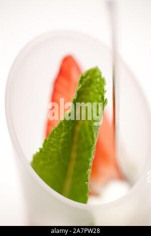 Strawberry mint Eis, Sorbet in einem Restaurant mit einem Löffel, bereit zu essen Stockfoto
