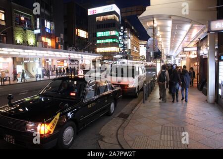 KYOTO, Japan - 16. APRIL 2012: Besucher shop Shijo Street in Kyoto. Mit berühmten marui und Takashimaya Kaufhaus Shijo ist das beste Shopping Stockfoto