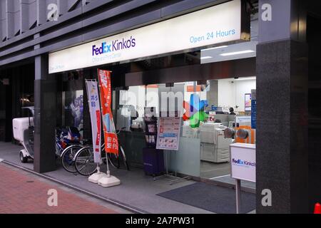 TOKYO, Japan - 13. APRIL 2012: Fedex Kinko's Office und Print Center in Tokio. Fedex Corporation besteht seit 1971 und beschäftigt 300.000 Menschen ab 20. Stockfoto