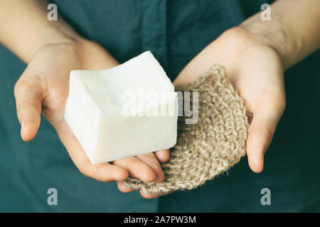 Umweltfreundliche Reinigungsmittel Kit. Organische Seife und Jute Waschlappen in die Hand der Frau. Null Abfall Konzept, Kunststoff, eco-friendly Shopping, vegan Stockfoto
