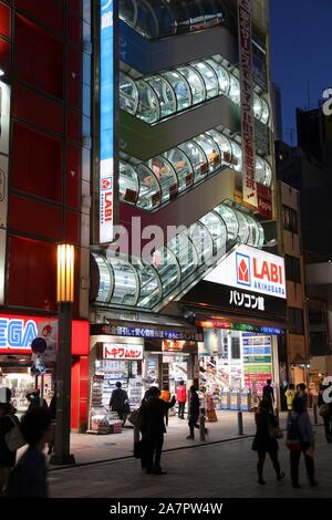 TOKYO, Japan - 12. APRIL 2012: die Menschen besuchen Akihabara Shopping Bereich in Tokio. Läden in Akihabara sind als einer der besten Elektronik shopping dest Stockfoto