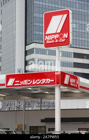 TOKYO, Japan - 13. APRIL 2012: Nippon Rent-A-Car-Büro in Tokio. Nippon Rent-A-Car ist eine der ältesten Autovermietungen in Japan (gegründet 1969) mit Stockfoto