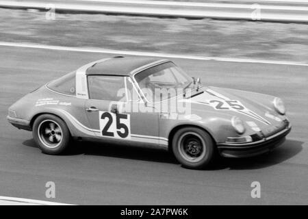 Porsche 911 Targa während der 1970er Jahre Tourenwagen Rennen auf dem Nürburgring, Deutschland Stockfoto