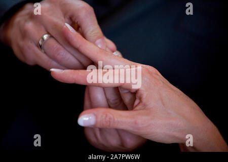 Eine nicht erkennbare Braut und Bräutigam den Austausch der Trauringe in der Kirche während der christlichen Hochzeit Stockfoto