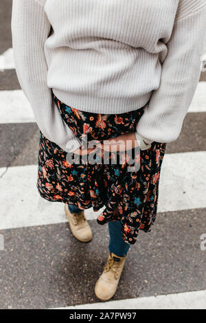 Portrait von schöne schwangere Frau. Sie steht in der Mitte der Straße und halten die Hände auf ihren Bauch. Stockfoto