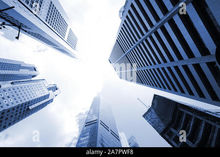 Hochhäuser in Singapur, Asien. Blick auf die Stadt mit Weitwinkelobjektiv, suchen gerade nach oben. Stockfoto