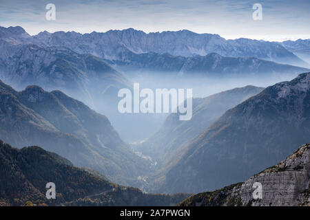 Mountain Range in den Julischen Alpen, Trenta Tal und Veliko spicje im Hintergrund Stockfoto