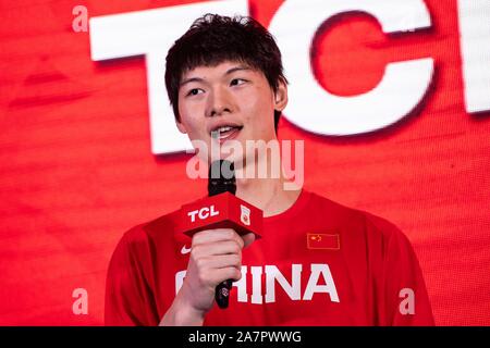 Wang Zhelin, ein professioneller Basketballspieler der Chinesischen Basketball team, liefert eine Rede während der Zeremonie in Guangzhou City, South China Guang Stockfoto