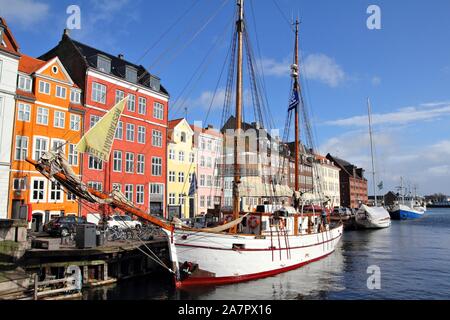Kopenhagen - 11. März: Menschen besuchen Nyhavn Pier am 11. März in Kopenhagen, Dänemark 2011. Nyhavn ist die kultigsten Teil von Kopenhagen. Es ist das am meisten Stockfoto