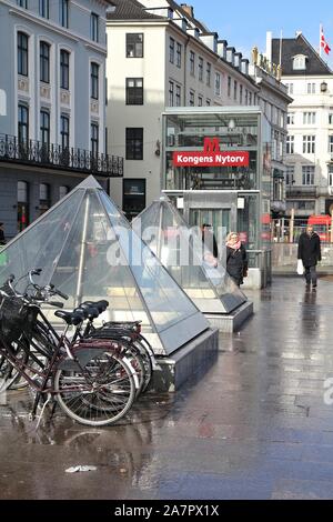 Kopenhagen - 11. März: ein U-Bahnhof Kongens Nytorv am 11. März in Kopenhagen, Dänemark 2011. Es ist ein beliebtes Fortbewegungsmittel in Copenh Stockfoto