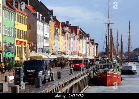 Kopenhagen - 11. März: Menschen besuchen Nyhavn Straße am 11. März in Kopenhagen, Dänemark 2011. Nyhavn ist die kultigsten Teil von Kopenhagen. Es ist der Mo Stockfoto