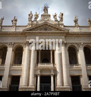 Rom, Italien, berühmten Päpstlichen Archbasilica St. Johannes im Lateran, der Kathedrale von Rom offiziell. Quadratische Komposition. Stockfoto