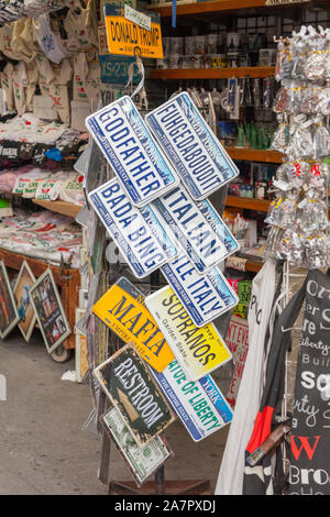 Souvenir Shop, Little Italy, New York City, Vereinigte Staaten von Amerika. Stockfoto