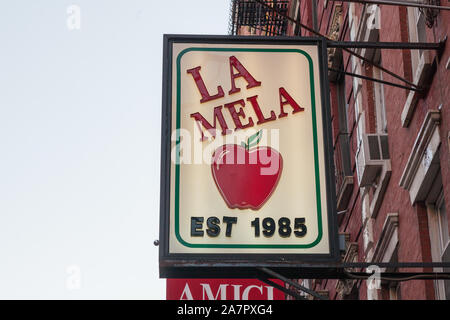 Zeichen für La Mela italienisches Restaurant, Little Italy, New York City, Vereinigte Staaten von Amerika. Stockfoto